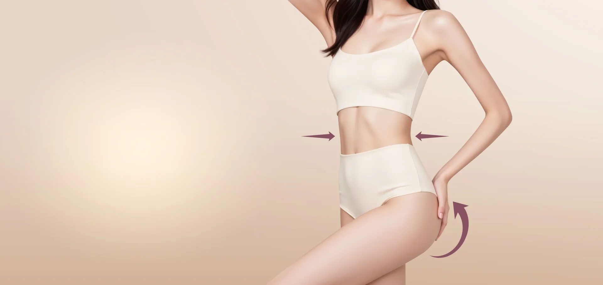 베이지 배경 앞에 선 여성 모델의 허리와 골반 라인